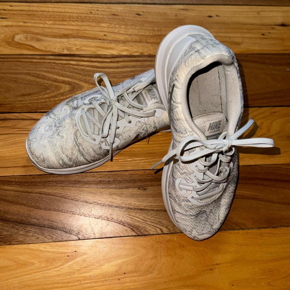 Nike white camo tennis shoes Size 6